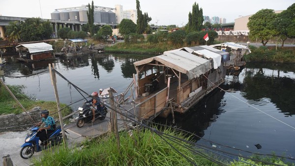 Perahu Eretan Masih Menjadi Alat Tranportasi Umum Jakarta